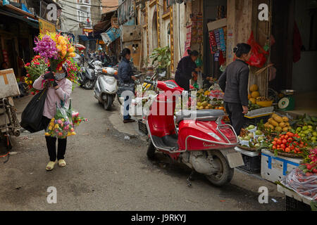 Venditore di fiori e di motocicli, il vecchio quartiere di Hanoi, Vietnam Foto Stock