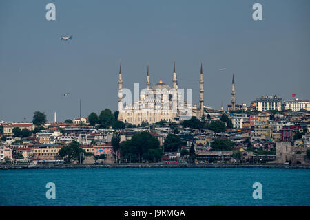 La Moschea del Sultano Ahmed, è una moschea storica si trova a Istanbul, in Turchia. Conosciuta anche come la Moschea Blu. Nella foto dal mare di Marmara. Foto Stock