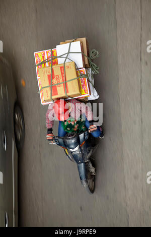 Caricato pesantemente, scooter, il vecchio quartiere di Hanoi, Vietnam Foto Stock