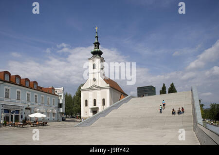 Austria,Austria Superiore,Linz,città chiesa parrocchiale,Town Square,scale,sono Elektronica center,capitale dello stato,capitale culturale,città industriale,l'architettura,struttura,facciata,costruzione,l'arte,cultura, luogo di interesse,destinazione,SKY,nuvole,chiesa,persona,bar,street cafe,torre,steeple, Foto Stock