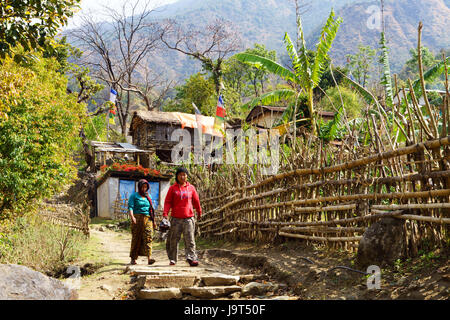La gente del posto a piedi sul sentiero vicino a bahundanda, regione di Annapurna, Nepal. Foto Stock