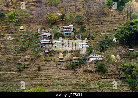 Case costruite sul pendio di una collina vicino a Bahundanda, Lamjung distretto, Nepal. Foto Stock
