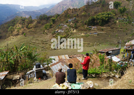 Tre locali sono gli uomini che si affaccia sulla valle, bahundanda, lamjung distretto, Nepal. Foto Stock