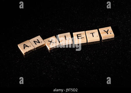 Scrabble piastrelle in ansia per il controllo ortografico Foto Stock