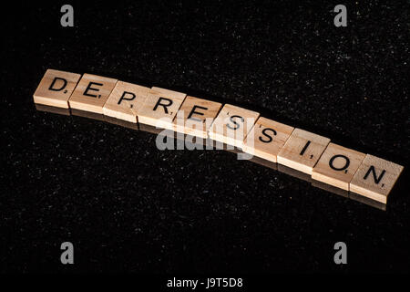 Piastrelle Scrabble depressione per il controllo ortografico Foto Stock