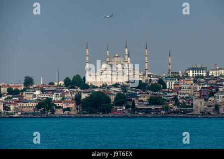 La Moschea del Sultano Ahmed, è una moschea storica si trova a Istanbul, in Turchia. Conosciuta anche come la Moschea Blu. Nella foto dal mare di Marmara. Foto Stock