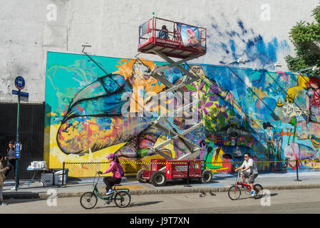 New York, NY 2 Giugno 2016 - Coreano artista americano David Choe prende una pausa dalla pittura di parlare con ventole in ascensore, a Houston Bowery murale. © Stacy Rosenstock Walsh Foto Stock