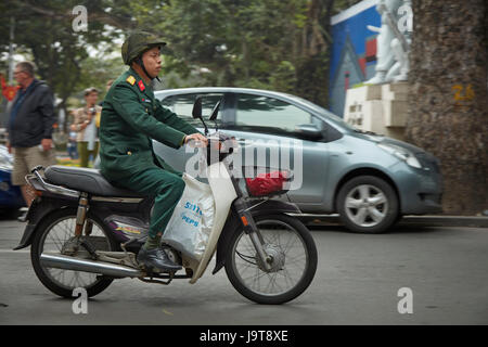 Soldier su scooter, il vecchio quartiere di Hanoi, Vietnam Foto Stock