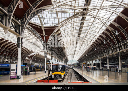 La stazione di Paddington e tetto di vetro dopo il progetto di restauro, City of Westminster, Londra, Inghilterra, Regno Unito Foto Stock