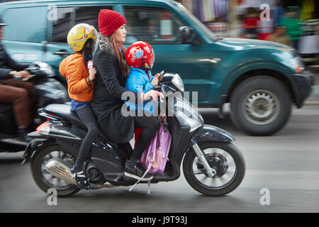 Madre e bambini su scooter, il vecchio quartiere di Hanoi, Vietnam Foto Stock