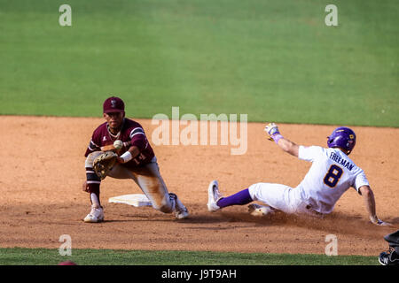 Baton Rouge, LA, Stati Uniti d'America. 02Giugno, 2017. La LSU infielder Cole Freeman (8) scorre al sicuro nella seconda base contro il Texas Southern infielder Orazio LeBlanc III (14) durante la Baton Rouge Divisione io gioco regionale tra il Texas meridionale e la LSU presso Alex Box Stadium di Baton Rouge, LA. Stephen Lew/CSM/Alamy Live News Foto Stock