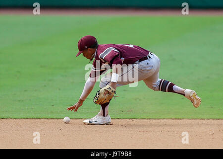 Baton Rouge, LA, Stati Uniti d'America. 02Giugno, 2017. Texas Southern infielder Orazio LeBlanc III (14) scende una sfera di massa durante il Baton Rouge Divisione io gioco regionale tra il Texas meridionale e la LSU presso Alex Box Stadium di Baton Rouge, LA. Stephen Lew/CSM/Alamy Live News Foto Stock