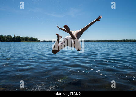 Berlino, Germania. 2 Giugno, 2017. Corvin Merten (25) salti in Tegeler vedere il lago a Berlino (Germania), 2 giugno 2017. Foto: Lino Mirgeler/dpa/Alamy Live News Foto Stock