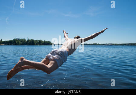 Berlino, Germania. 2 Giugno, 2017. Corvin Merten (25) salti in Tegeler vedere il lago a Berlino (Germania), 2 giugno 2017. Foto: Lino Mirgeler/dpa/Alamy Live News Foto Stock