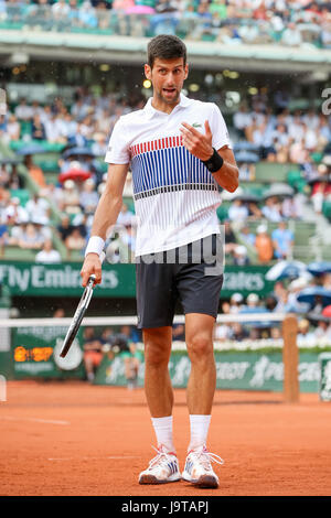 Parigi, Francia. 2 Giugno, 2017. Novak Djokovic (SRB) Tennis : Novak Djokovic di Serbia reagisce durante gli Uomini Singoli Terzo turno match degli Open di Francia di tennis tournament contro Diego Schwartzman dell Argentina al Roland Garros di Parigi, Francia . Credito: AFLO/Alamy Live News Foto Stock