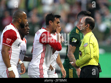 Giugno 02, 2017. San Jose terremoti in avanti Chris Wondolowski (8) non riescono a credere alla chiamata l'arbitro realizzata durante il match di MLS tra la visita in Nuova Inghilterra rivoluzione e i legnami da Portland a Providence Park, Portland, O. Larry C. Lawson/CSM Foto Stock