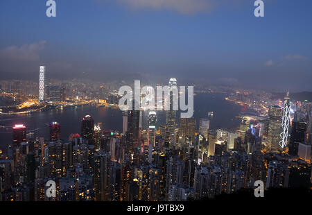 Hong Kong, Cina. Decimo Nov, 2012. Vista notturna della Baia di Victoria è visto a Hong Kong, Cina del sud, nov. 10, 2012. Luglio 1, 2017 ricorre il ventesimo anniversario di il ritorno di Hong Kong alla madrepatria. Credito: Li Peng/Xinhua/Alamy Live News Foto Stock