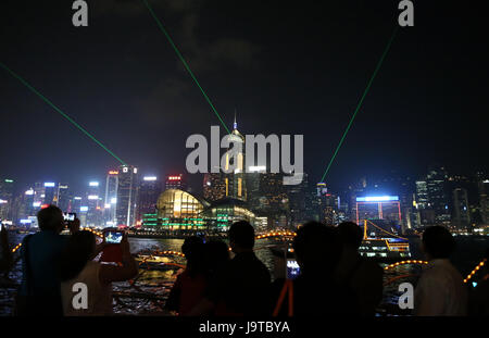 Hong Kong, Cina. Xvi oct, 2014. I turisti guardare la luce e spettacolo musicale "Una Sinfonia di Luci" presso il Victoria Bay di Hong Kong, Cina del Sud, 16 ottobre 2014. Luglio 1, 2017 ricorre il ventesimo anniversario di il ritorno di Hong Kong alla madrepatria. Credito: Li Peng/Xinhua/Alamy Live News Foto Stock
