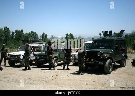 Srinagar-Jammu autostrada, Kashmir. 2 Giugno, 2017. 2 soldati uccisi e altri 5 feriti il sabato dopo i militanti hanno attaccato un convoglio militare in Munda inferiore nel sud del Kashmir Anantnag distretto. Relazioni ha detto che i militanti hanno aperto il fuoco sul convoglio in movimento sul Srinagar-Jammu autostrada vicino Qazigund, risultante in lesioni alle sei troopers. I feriti sono stati spostati ad un ospedale per il trattamento dove due di essi soccombettero. Un'operazione di ricerca è stato lanciato nella zona di nab gli aggressori Credito: Aherif Gulzar Wani/Alamy Live News Foto Stock