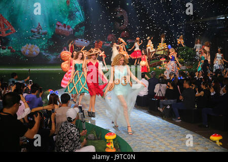 Pechino, Cina. 2 Giugno, 2017. I modelli presenti pane-creazioni ispirate durante una sfilata di moda a Pechino Capitale della Cina, Giugno 2, 2017. Credito: Guo Junfeng/Xinhua/Alamy Live News Foto Stock