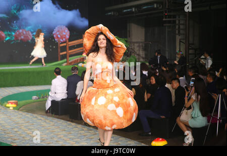 Pechino, Cina. 2 Giugno, 2017. Un modello presenta un pane-ispirato creazione durante una sfilata di moda a Pechino Capitale della Cina, Giugno 2, 2017. Credito: Guo Junfeng/Xinhua/Alamy Live News Foto Stock