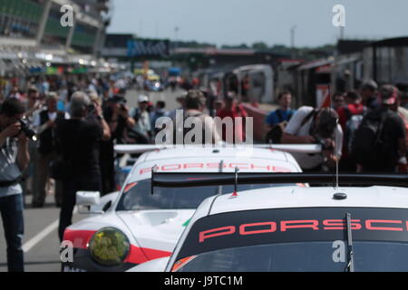 Le Mans, Francia. 2 Giugno, 2017. Porsche GT vetture del team Porsche 911 RSR a pitline del Circuito de la Sarthe in Francia al momento della 24 Ore di Le Mans 2017 giorni di prova. Dimitry Lyubichev/Alamy Live News Foto Stock