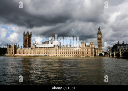 Londra REGNO UNITO. Il 3 giugno 2017. Il Big Ben e il Palazzo di Westminster avvolta da nubi scure come le tempeste e le perturbazioni atmosferiche è previsto a seguito di un caldo Credito: amer ghazzal/Alamy Live News Foto Stock