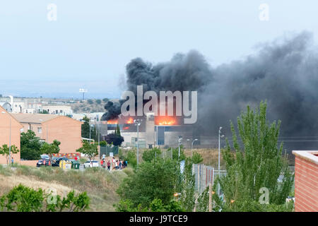 Madrid, Spagna. 2 Giugno, 2017. Fuoco su capannone industriale in Colmenar Viejo (Madrid, Spagna) Credito: Carlos Dominique/Alamy Live News Foto Stock