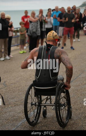 Eastbourne, Sussex, Regno Unito. Il 3 giugno 2017. Centinaia di concorrenti nuotato, ciclizzata e correva l annuale 32Gi Eastbourne triathlon, una sedia a rotelle concorrente prende parte. Roland Ravenhill/Alamy Live News. Foto Stock