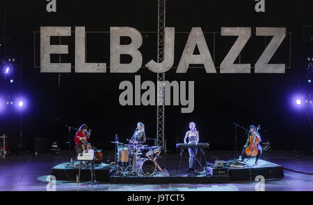 Amburgo, Germania. 2 Giugno, 2017. Cantante danese Agnes OBEL esegue sul palco principale sui terreni della Blohm und Voss dockyard come parte dell'Elbjazz Festival di Amburgo, Germania, il 2 giugno 2017. Foto: Markus Scholz/dpa/Alamy Live News Foto Stock