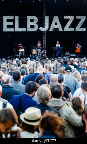 Amburgo, Germania. 2 Giugno, 2017. Cantante danese Agnes OBEL esegue sul palco principale sui terreni della Blohm und Voss dockyard come parte dell'Elbjazz Festival di Amburgo, Germania, il 2 giugno 2017. Foto: Markus Scholz/dpa/Alamy Live News Foto Stock