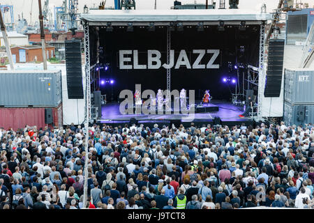 Amburgo, Germania. 2 Giugno, 2017. Cantante danese Agnes OBEL esegue sul palco principale sui terreni della Blohm und Voss dockyard come parte dell'Elbjazz Festival di Amburgo, Germania, il 2 giugno 2017. Foto: Markus Scholz/dpa/Alamy Live News Foto Stock