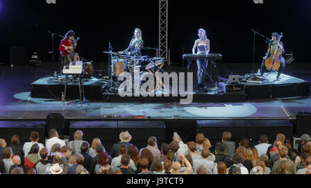 Amburgo, Germania. 2 Giugno, 2017. Cantante danese Agnes OBEL esegue sul palco principale sui terreni della Blohm und Voss dockyard come parte dell'Elbjazz Festival di Amburgo, Germania, il 2 giugno 2017. Foto: Markus Scholz/dpa/Alamy Live News Foto Stock