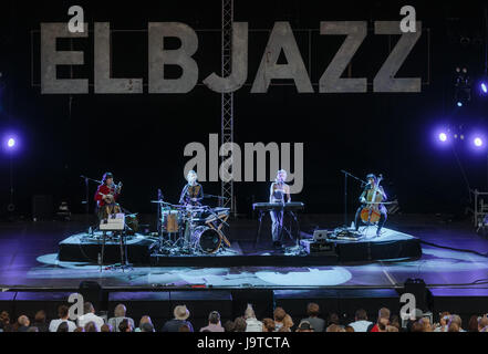 Amburgo, Germania. 2 Giugno, 2017. Cantante danese Agnes OBEL esegue sul palco principale sui terreni della Blohm und Voss dockyard come parte dell'Elbjazz Festival di Amburgo, Germania, il 2 giugno 2017. Foto: Markus Scholz/dpa/Alamy Live News Foto Stock