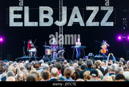 Amburgo, Germania. 2 Giugno, 2017. Cantante danese Agnes OBEL esegue sul palco principale sui terreni della Blohm und Voss dockyard come parte dell'Elbjazz Festival di Amburgo, Germania, il 2 giugno 2017. Foto: Markus Scholz/dpa/Alamy Live News Foto Stock