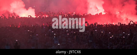 Norimberga, Germania. 2 Giugno, 2017. Vista del pubblico durante un concerto al Rock im Park music festival in Nuremberg, Germania, il 2 giugno 2017. La festa prosegue fino al 4 giugno. Foto: Daniel Karmann/dpa/Alamy Live News Foto Stock