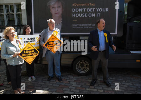 Londra, Regno Unito. Il 3 giugno, 2017. Sir Simon Hughes, il gruppo del Partito europeo dei liberali democratici candidato ed ex membro del Parlamento di Southwark e vecchi Bermondsey, svela un nuovo, hard-colpire la demenza poster fiscali dotate di un'immagine di primo ministro Theresa Maggio accompagnata dalle parole "non scommettere la tua casa su di lei". Credito: Mark Kerrison/Alamy Live News Foto Stock