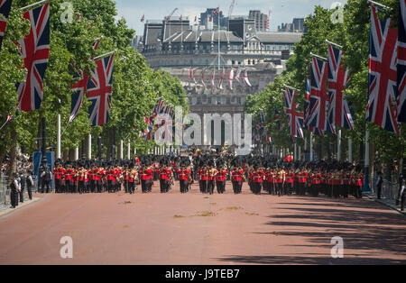 Il centro commerciale di Londra, Regno Unito. Il 3 giugno, 2017. La penultima prova per la regina il compleanno Parade, il maggiore generale della revisione avviene con le guardie ammassato bande e 1° battaglione irlandese Guardie marciando verso Buckingham Palace dopo la cerimonia nella sfilata delle Guardie a Cavallo. Credito: Malcolm Park editoriale/Alamy Live News Foto Stock