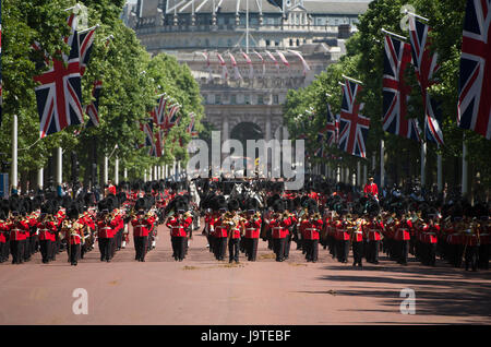 Il centro commerciale di Londra, Regno Unito. Il 3 giugno, 2017. La penultima prova per la regina il compleanno Parade, il maggiore generale della revisione avviene nel sole caldo e il cielo limpido con le guardie ammassato bande e 1° battaglione irlandese Guardie marciando verso Buckingham Palace dopo la cerimonia nella sfilata delle Guardie a Cavallo. Credito: Malcolm Park editoriale/Alamy Live News Foto Stock