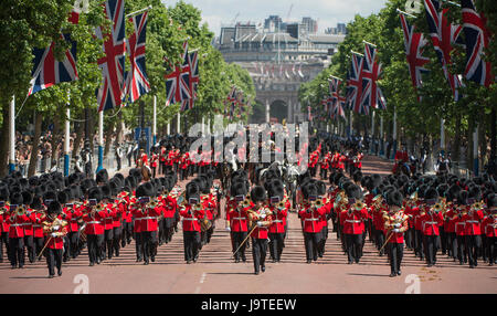 Il centro commerciale di Londra, Regno Unito. Il 3 giugno, 2017. La penultima prova per la regina il compleanno Parade, il maggiore generale della revisione avviene nel sole caldo e il cielo limpido con le guardie ammassato bande e 1° battaglione irlandese Guardie marciando verso Buckingham Palace dopo la cerimonia nella sfilata delle Guardie a Cavallo. Credito: Malcolm Park editoriale/Alamy Live News. Foto Stock