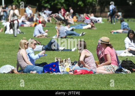 Londra, Regno Unito. Il 3 giugno, 2017. Persone rilassarsi e godersi il sole del pomeriggio nel parco verde di Londra in una giornata di sole nella capitale Credito: amer ghazzal/Alamy Live News Foto Stock