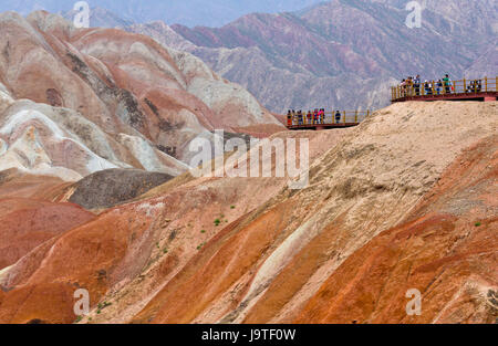 Zhangye, la Cina della provincia di Gansu. Il 3 giugno, 2017. Turisti visitano il Danxia geologico nazionale parco nella città Zhangye, a nord-ovest della Cina di Provincia di Gansu, 3 giugno 2017. Credito: Wang Jiang/Xinhua/Alamy Live News Foto Stock