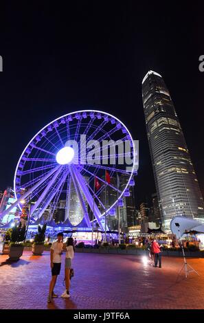 Hong Kong. 1 Luglio, 2017. Foto scattata il 27 Maggio 2017 mostra il cielo della ruota in corrispondenza del centro di Hong Kong e della Cina del sud. Luglio 1, 2017 ricorre il ventesimo anniversario di il ritorno di Hong Kong alla madrepatria. Credito: Chen Yehua/Xinhua/Alamy Live News Foto Stock