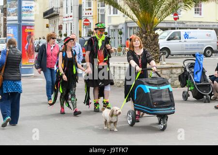 Weymouth Dorset, Regno Unito. Il 3 giugno 2017. Regno Unito Meteo. Colorato Morris ballerini camminando lungo la spianata in una giornata di sole nebuloso alla stazione balneare di Weymouth nel Dorset durante la metà termine vacanze. Photo credit: Graham Hunt/Alamy Live News Foto Stock