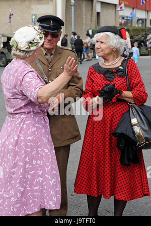 Visitatori godendo il Brighouse 1940s weekend nello Yorkshire, Regno Unito Foto Stock