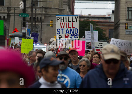 Philadelphia, Stati Uniti d'America. Il 3 giugno, 2017. I dimostranti rally nel centro cittadino di Philadelphia come parte del marzo per la verità, Sabato, 3 giugno 2017. Essi sono alla ricerca di una maggiore trasparenza da Trump amministrazione, compreso il rilascio delle sue dichiarazioni fiscali. Credito: Michael Candelori/Alamy Live News Foto Stock