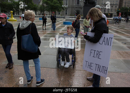 Philadelphia, Stati Uniti d'America. Il 3 giugno, 2017. I dimostranti rally nel centro cittadino di Philadelphia come parte del marzo per la verità, Sabato, 3 giugno 2017. Essi sono alla ricerca di una maggiore trasparenza da Trump amministrazione, compreso il rilascio delle sue dichiarazioni fiscali. Credito: Michael Candelori/Alamy Live News Foto Stock