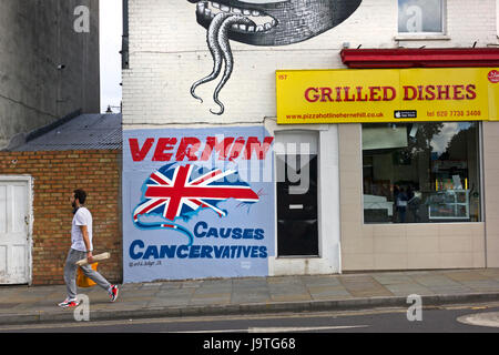 Per 'VERMIN provoca Cancervatives' nuovo murale politico da artista di strada evasore Artful su una parete in Herne Hill, SE London. Al di sopra di esso di un fantastico murale ispirato da M. C. Escher da londinese muralista e artista di strada, flemma. Foto Stock