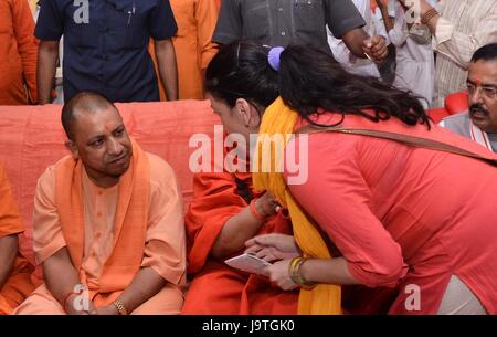 Di Allahabad, Uttar Pradesh, India. Il 3 giugno, 2017. Una ragazza parla con Uttar Pradesh Chief Minister Yogi Aditya a Bade Hanuman tempio in Allahabd Credito: Prabhat Kumar Verma/ZUMA filo/Alamy Live News Foto Stock