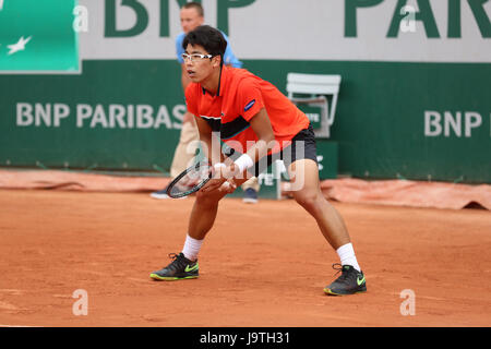 Parigi, Francia. 03 Giugno, 2017. Il coreano giocatore di tennis Hyeon Chung è in azione durante il suo terzo round in abbinamento alla ATP Open di Francia del Roland Garros Stadium vs giapponese giocatore di tennis Kei Nishikori giu 3, 2017 a Parigi, Francia. - Credit: Yan Lerval/Alamy Live News Foto Stock